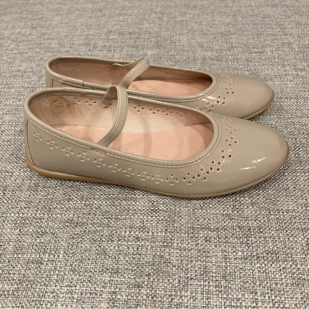 Conguitos size 32 (similar to US 1) nude ballet flats VGUC